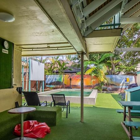 Sleeping Inn Backpackers Resort ゴールドコースト エクステリア 写真