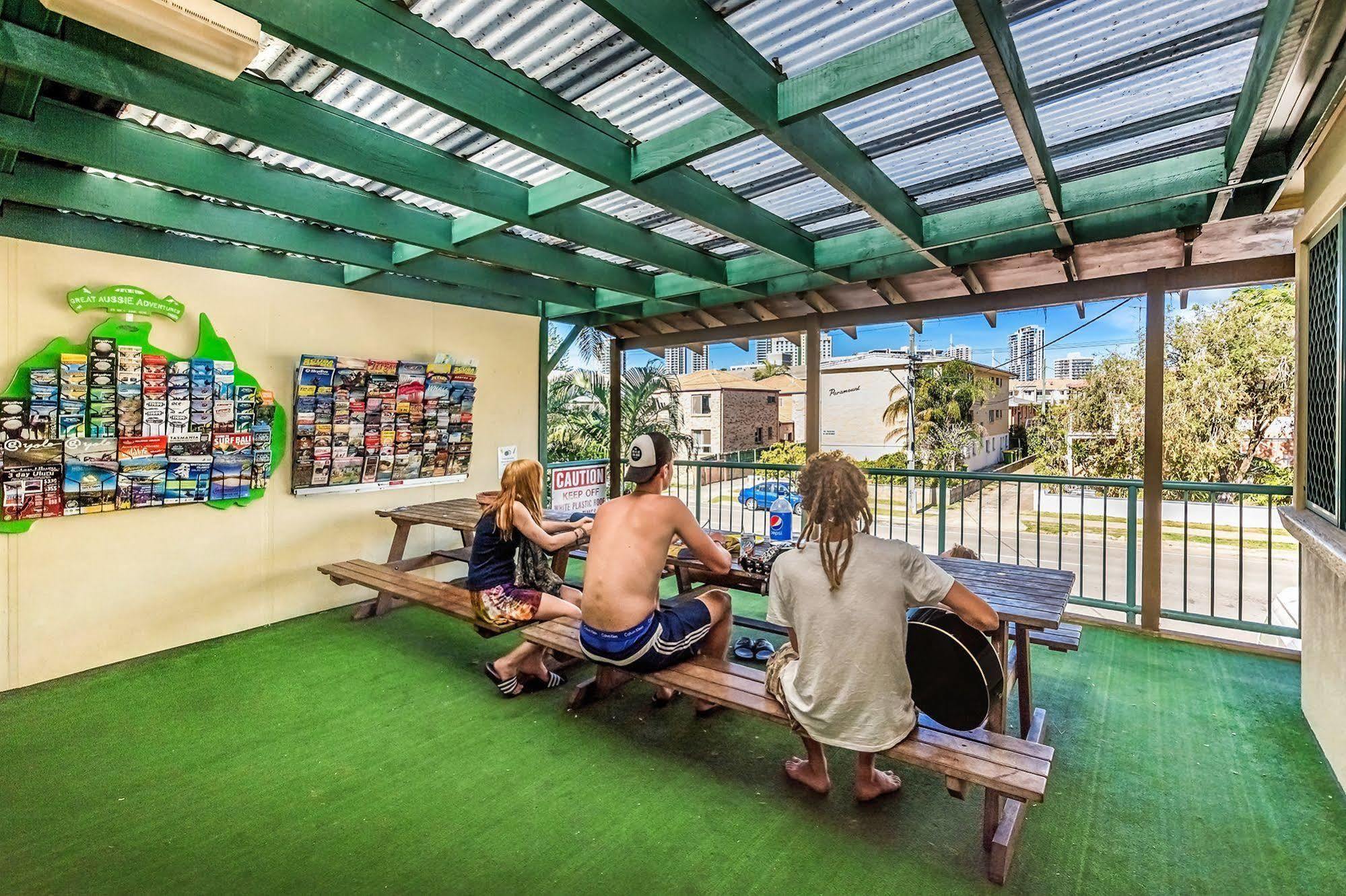 Sleeping Inn Backpackers Resort ゴールドコースト エクステリア 写真